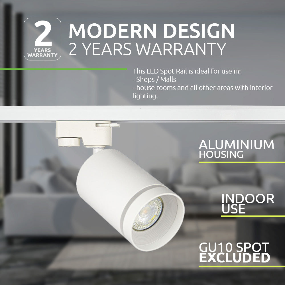Weißer LED-Schienenstrahler aus Aluminium für den Innenbereich, an einer Deckenschiene montiert, nach vorne gerichtete Seitenansicht mit moderner zylindrischer Form; ideal für Geschäfte, Einkaufszentren und Wohnräume.