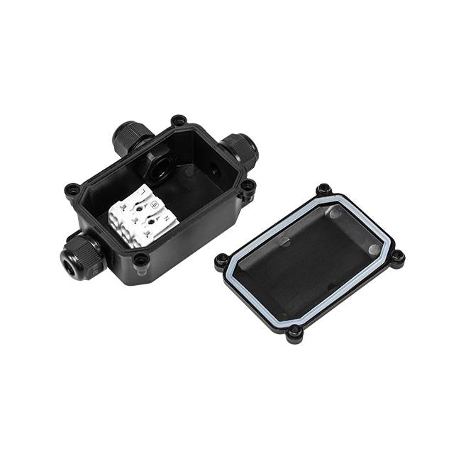 Wasserdichte schwarze Anschlussdose mit offenem Deckel und sichtbaren Anschlüssen, Draufsicht, ideal für elektrische Installationen im Außenbereich.
