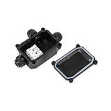 Wasserdichte schwarze Anschlussdose mit offenem Deckel und sichtbaren Anschlüssen, Draufsicht, ideal für elektrische Installationen im Außenbereich.