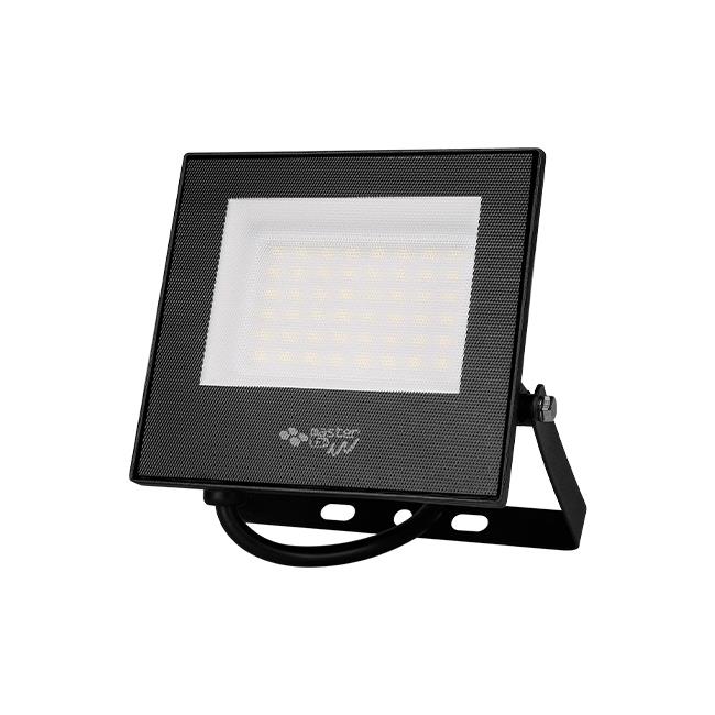 50W LED-Bauleuchte im schwarzen Rahmen, abgewinkelte Frontansicht mit Blick auf die LED-Panels und die Montagehalterung.