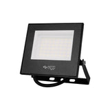 50W LED-Bauleuchte im schwarzen Rahmen, abgewinkelte Frontansicht mit Blick auf die LED-Panels und die Montagehalterung.