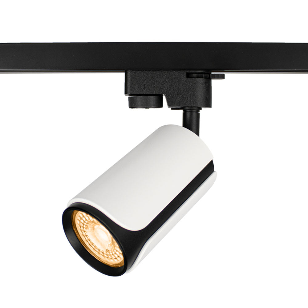 Weißer moderner LED-Schienenstrahler mit schwarzen Akzenten, montiert auf einer schwarzen Schiene – Vorderansicht mit Lichtquelle und Montage.