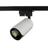 Weiß-schwarzer LED-Schienenstrahler an einer schwarzen 3-Phasen-Schiene, schräg von vorne dargestellt mit Blick auf die Armatur und das zylindrische Gehäuse.