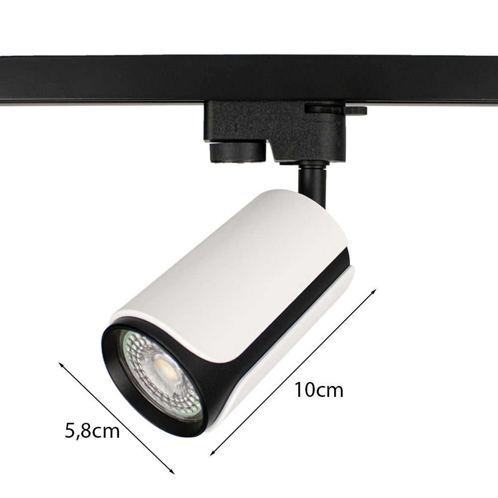 Weißer zylindrischer LED-Schienenstrahler, 10 cm lang und 5,8 cm Durchmesser, montiert auf einem schwarzen Schienensystem, schräg von vorne fotografiert.