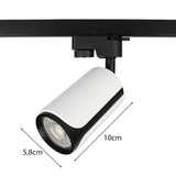 Weißer zylindrischer LED-Schienenstrahler, 10 cm lang und 5,8 cm Durchmesser, montiert auf einem schwarzen Schienensystem, schräg von vorne fotografiert.