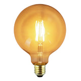 Dekorative LED-Filamentlampe in Kugelform mit bernsteinfarbenem Glas, E27-Fassung, Vorderansicht.