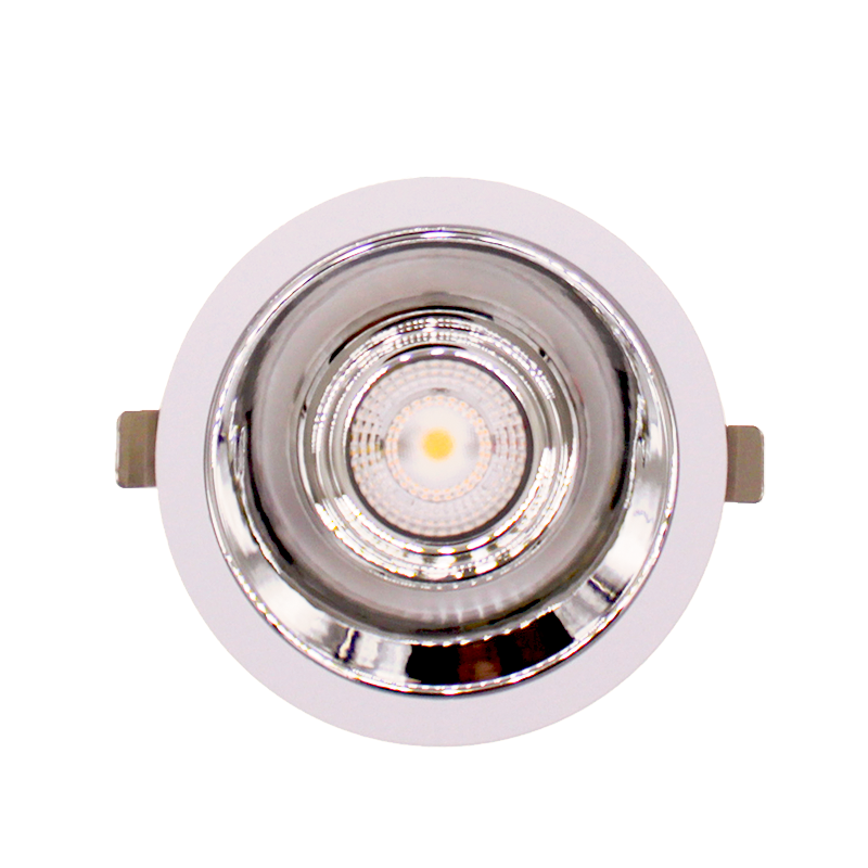 LED-Einbaustrahler mit weißem Rand und Chromreflektor, Frontansicht des runden Deckenstrahlers zur Deckenmontage.