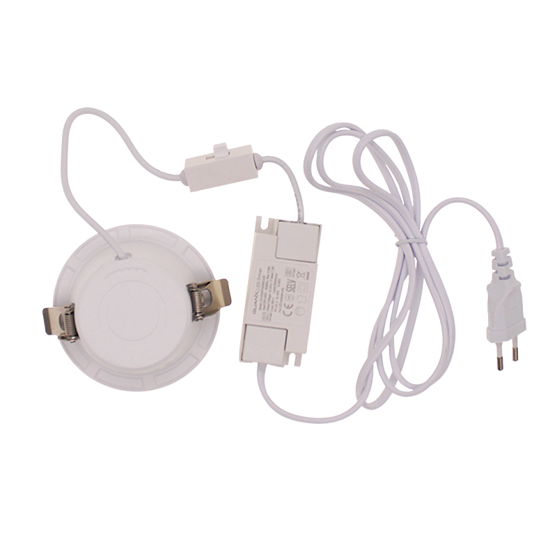 Runder LED-Einbaustrahler mit Treiber und Stecker, Draufsicht auf die Rückseite mit Montagehalterungen und Anschlusskabeln.