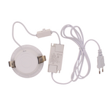 Runder LED-Einbaustrahler mit Treiber und Stecker, Draufsicht auf die Rückseite mit Montagehalterungen und Anschlusskabeln.