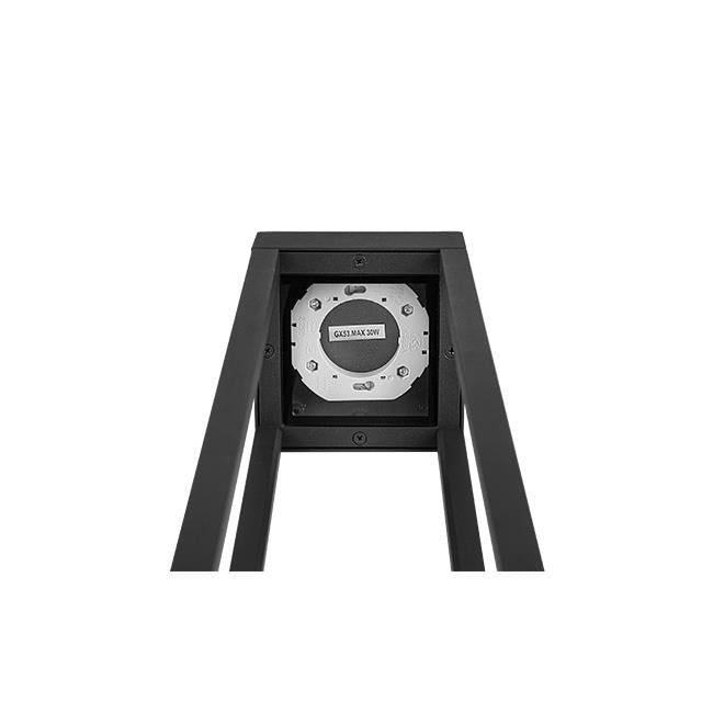 Nahaufnahme einer schwarzen Außenlampe mit GX53-Fassung, maximal 30 W, von unten, geeignet für moderne Gartenbeleuchtung oder Wandmontage.