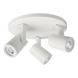 Weißer Deckenstrahler mit drei drehbaren LED-Spots in zylindrischer Form, modernes Design, schräg von unten.