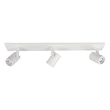 Weißer Deckenstrahler aus Metall mit drei verstellbaren LED-Spots, Frontalansicht vor weißem Hintergrund.