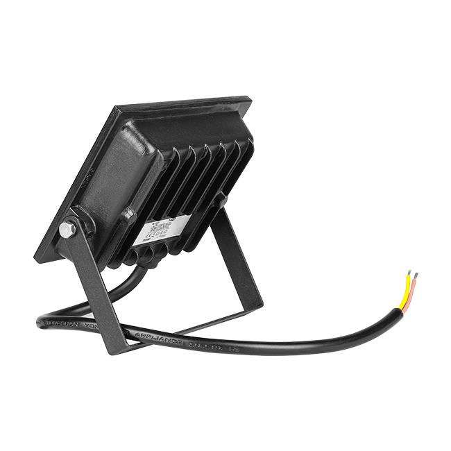 Rückansicht einer schwarzen LED-Bauleuchte mit Kühlrippen, verstellbarer Montagehalterung und Netzkabel mit Drähten, ideal für den Außeneinsatz und die Baubeleuchtung.