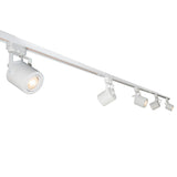 Weißes 5-flammiges LED-Schienensystem mit zylindrischen Strahlern, schräg von vorne vor weißem Hintergrund fotografiert.