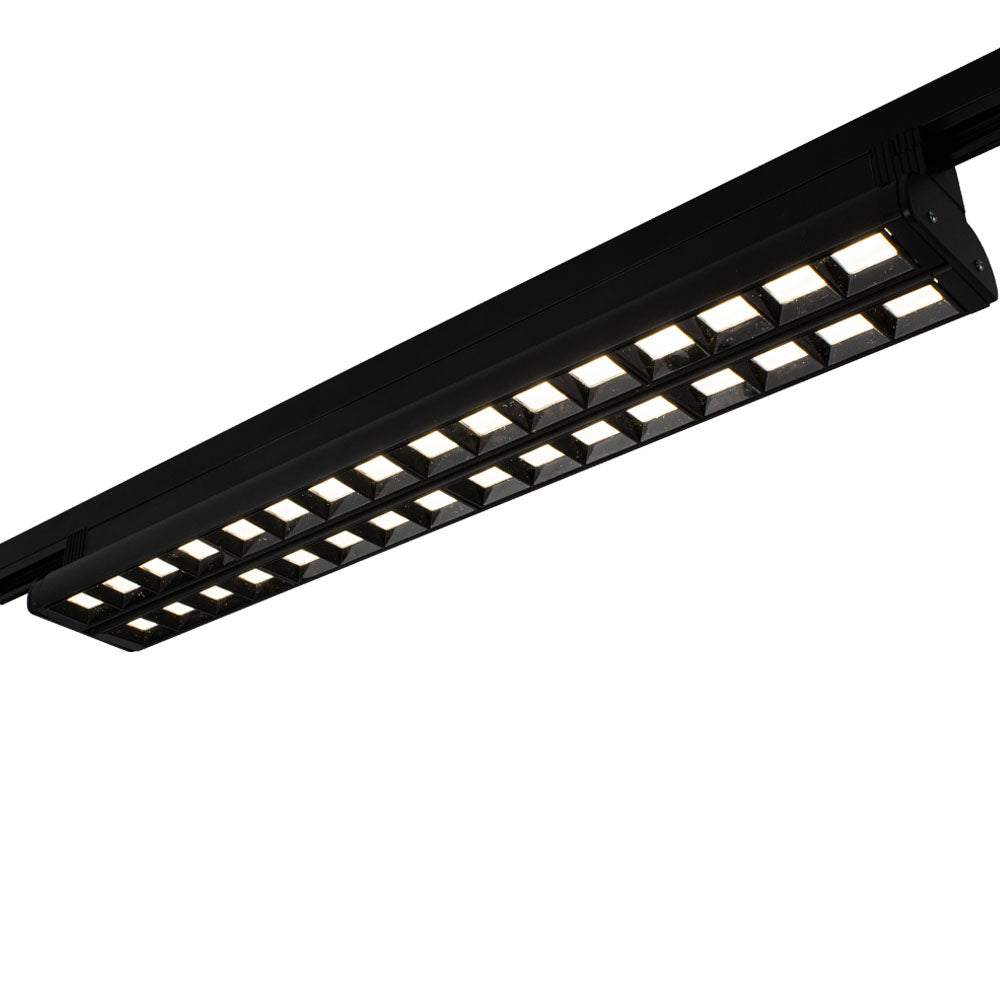 Schwarze lineare LED-Schienenleuchte mit Raster, abgewinkelte Untersichtanzeige, geeignet für professionelle Beleuchtungsanwendungen.