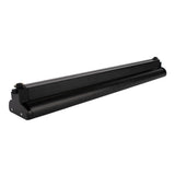 Schwarze Roll-Up-Kassette aus Metall, abgewinkelte Vorderansicht, geeignet als Basis für ein Roll-Up-Bannerdisplay.