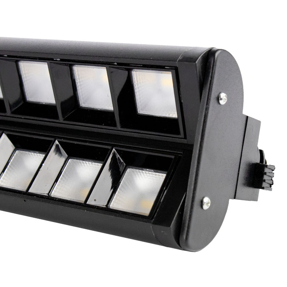Nahaufnahme einer rechteckigen schwarzen LED-Wandfluterleuchte mit mehreren reflektierenden Lichtmodulen, ideal für Fassadenbeleuchtung und Akzentbeleuchtung.