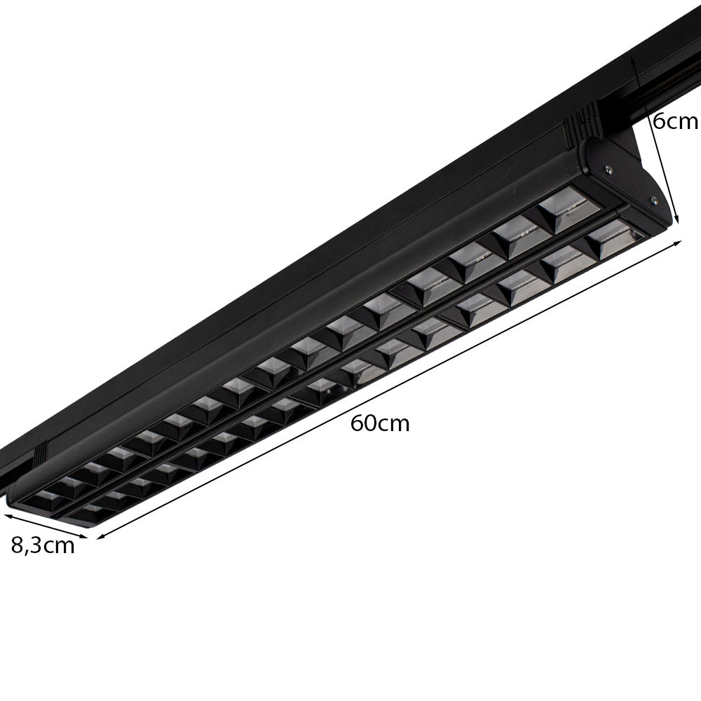 Schwarze lineare LED-Schienenleuchte, 60 cm lang, Maße 60 x 8,3 x 6 cm, schräg von unten fotografiert, um die Gitterstruktur und die Abmessungen der Lampe deutlich zu zeigen.