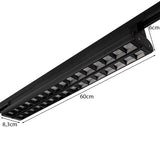 Schwarze lineare LED-Schienenleuchte, 60 cm lang, Maße 60 x 8,3 x 6 cm, schräg von unten fotografiert, um die Gitterstruktur und die Abmessungen der Lampe deutlich zu zeigen.