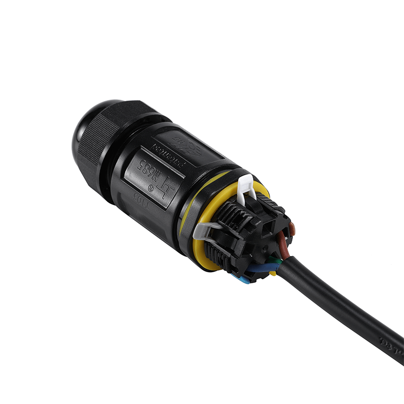 Nahaufnahme eines schwarzen, wasserdichten IP68-Kabelsteckers mit Schraub- und Klickverschluss, geeignet für die elektrische Verkabelung in industriellen Umgebungen.