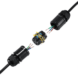 Wasserdichter elektrischer Kabelverbinder in zerlegter Seitenansicht, mit deutlich sichtbaren Kupferdrähten und Befestigungskomponenten für eine sichere und dauerhafte Verbindung.