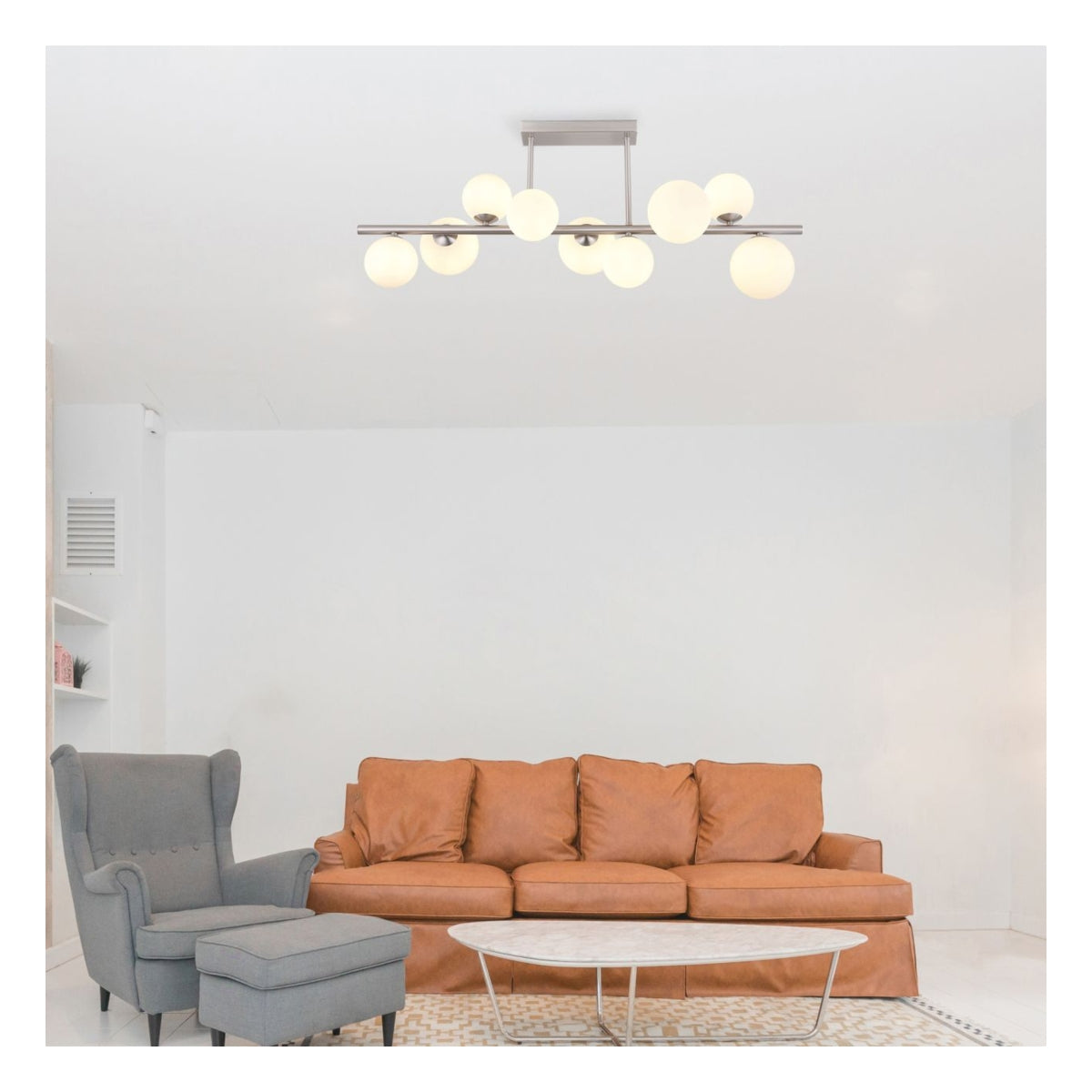 Deckenleuchte im modernen Design aus gebürstetem Stahl und Opalglaskugeln, an der Decke eines minimalistischen Wohnzimmers montiert, Frontalansicht.