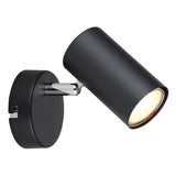 Schwarzer Wandstrahler aus Metall mit verstellbarem zylindrischen Schirm, Seitenansicht mit sichtbarer Montageplatte und brennendem warmen LED-Licht.