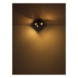 Deckenstrahler mit drei verstellbaren Lichtpunkten in warmer Beleuchtung, von unten an der Decke in einem dunklen Raum montiert.