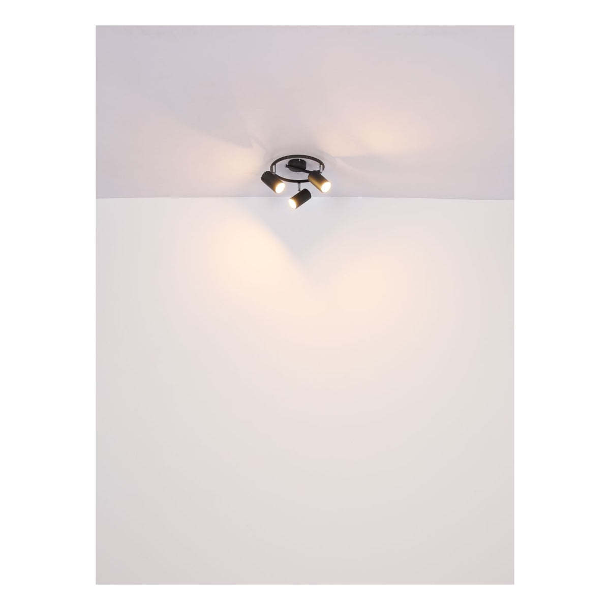 Schwarzer Deckenstrahler mit drei verstellbaren LED-Spots, montiert an einer weißen Decke – Ansicht von unten.