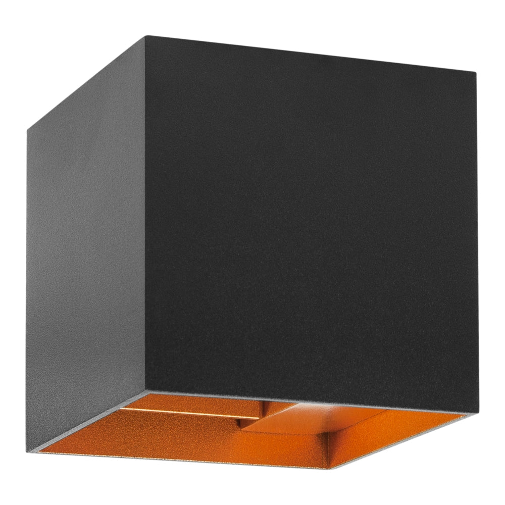 Moderne schwarze Wandleuchte in Würfelform mit goldener Innenseite, abgewinkelter Frontansicht, für den Innen- und Außenbereich geeignet.