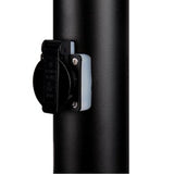 Seitenansicht einer schwarzen IP44-Steckdose, montiert auf einem runden Metallmast, geeignet für den Außenbereich.