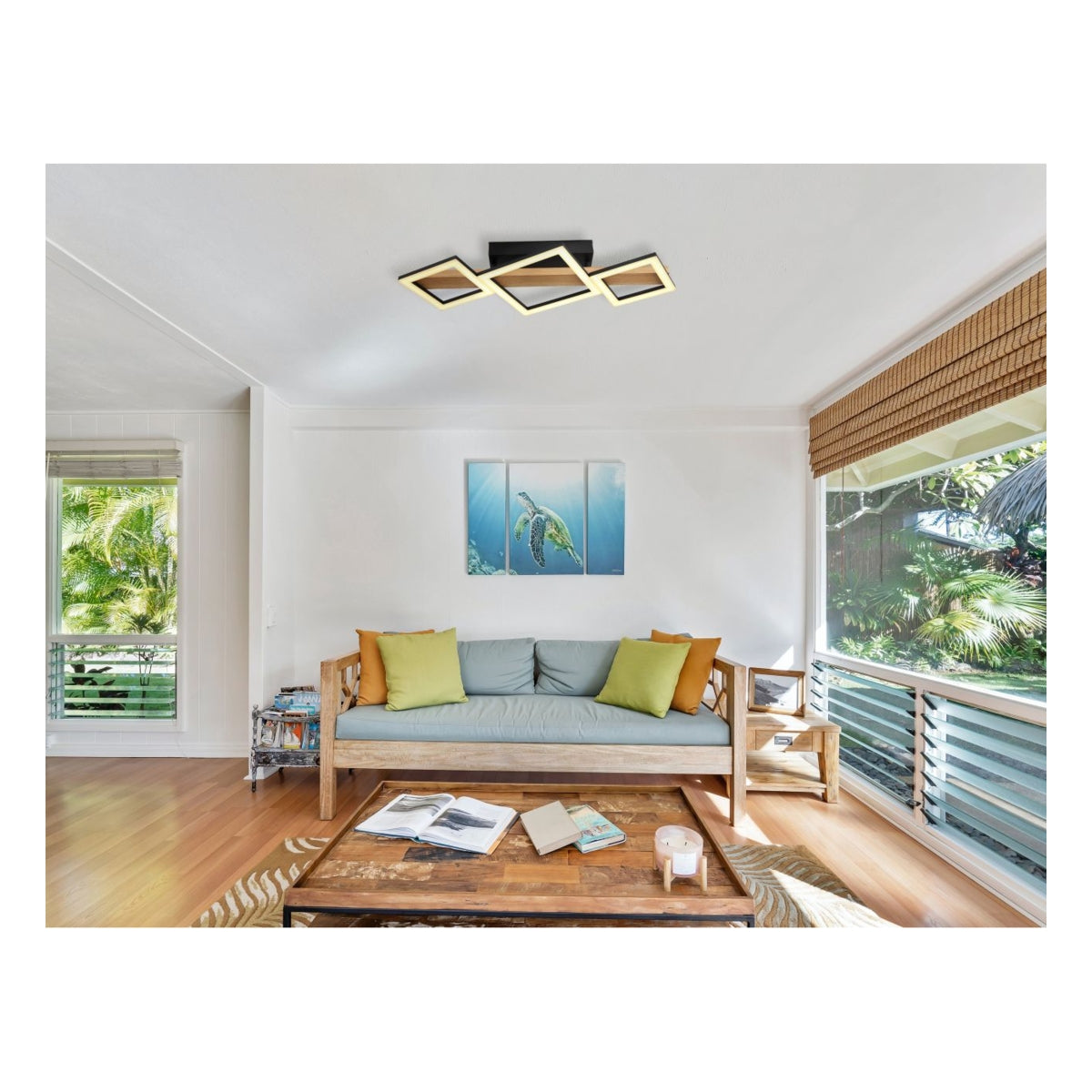 Moderne LED-Deckenleuchte mit geometrischem Design in einem weißen Wohnzimmer, Frontansicht mit Blick auf die Decke und Inneneinrichtung.