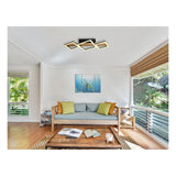 Moderne LED-Deckenleuchte mit geometrischem Design in einem weißen Wohnzimmer, Frontansicht mit Blick auf die Decke und Inneneinrichtung.