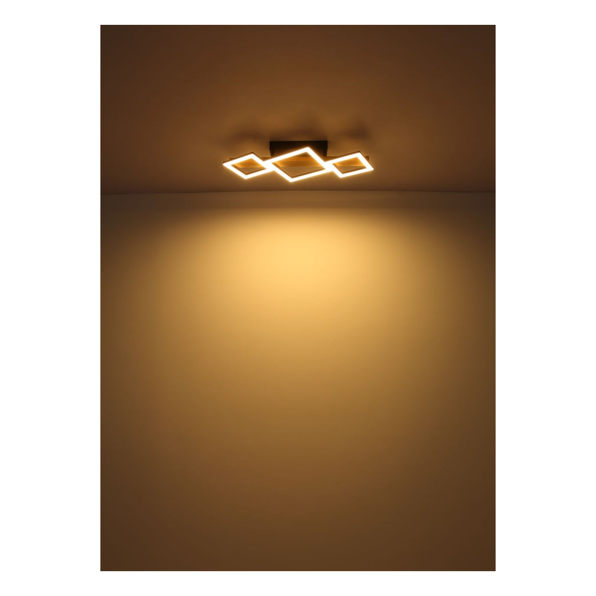 Moderne Deckenleuchte mit vier beleuchteten, sich überlappenden quadratischen Rahmen in warmweißem Licht, von unten an der Decke montiert, mit stimmungsvoller Lichtverteilung an der Wand.