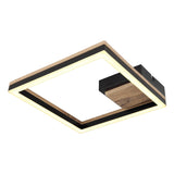 Moderne quadratische Deckenleuchte in Holzoptik mit integrierter LED-Beleuchtung, schräg von unten sichtbar.