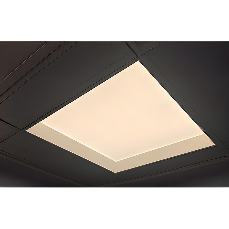 LED-Deckenpanel-Einbauleuchte mit diffusem warmweißem Licht, Ansicht von unten auf die quadratische Lichteinheit montiert in einer Systemdecke.