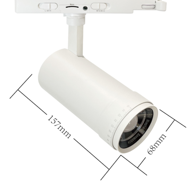 Weißer LED-Schienenstrahler mit verstellbarer Linse, frontal abgewinkelter Seitenansicht, mit den Abmessungen 157 mm Länge und 68 mm Durchmesser sichtbar.