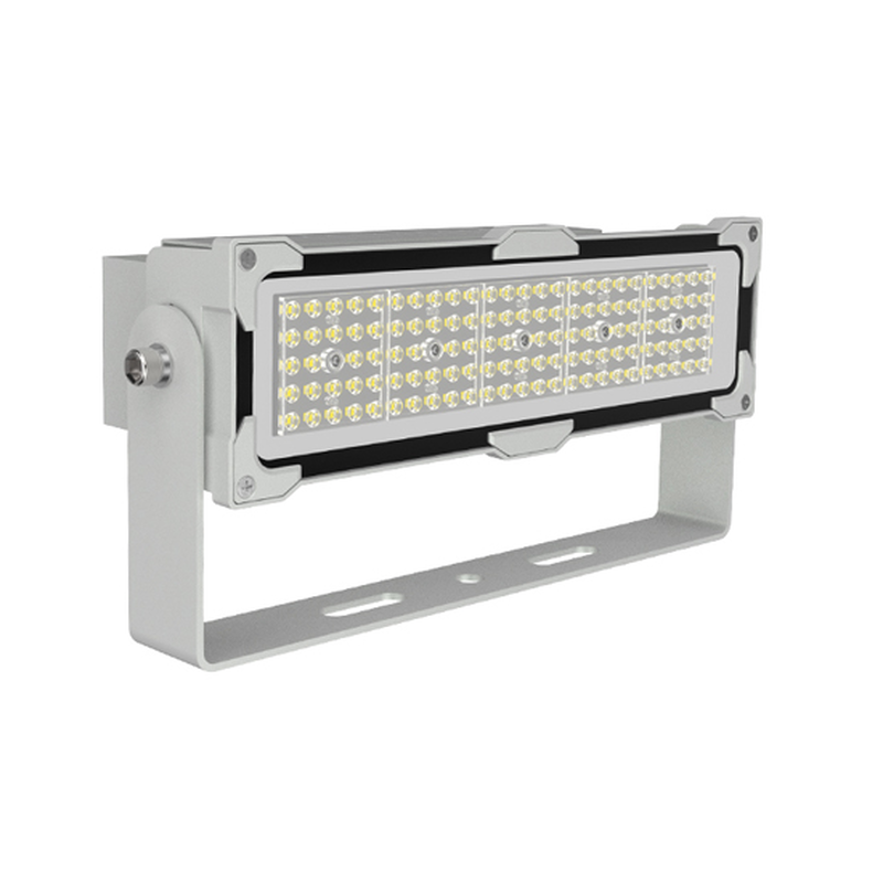 Industrieller LED-Flutlichtstrahler mit verstellbarer Montagehalterung, abgewinkelter Frontansicht, freiliegendem Kühlkörper und mehreren LED-Clustern für leistungsstarke Außenbeleuchtung.