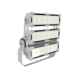 Professioneller LED-Flutlichtstrahler mit drei modularen Lichtpaneelen, geeignet für Außenanwendungen wie Sportplätze und Gewerbegebiete, schräge Seitenansicht rechts.