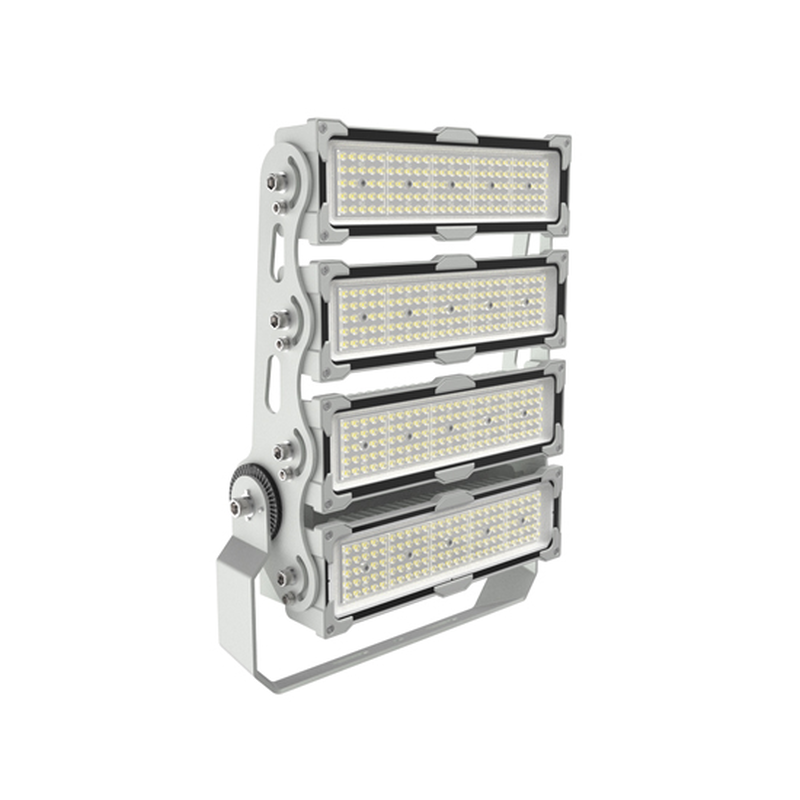 Industrieller LED-Flutlichtstrahler mit vier Reihen Hochleistungs-LED-Modulen, abgewinkelter Seitenblick auf robustem Aluminiumgehäuse mit verstellbarer Montagehalterung, geeignet für Sportplätze, Bereiche und Außenanwendungen.