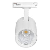 Weißer LED-Schienenstrahler mit rundem Gehäuse, Frontansicht, ausgestattet mit integriertem Reflektor und Kühlkörper, geeignet für 3-Phasen-Schienensysteme.