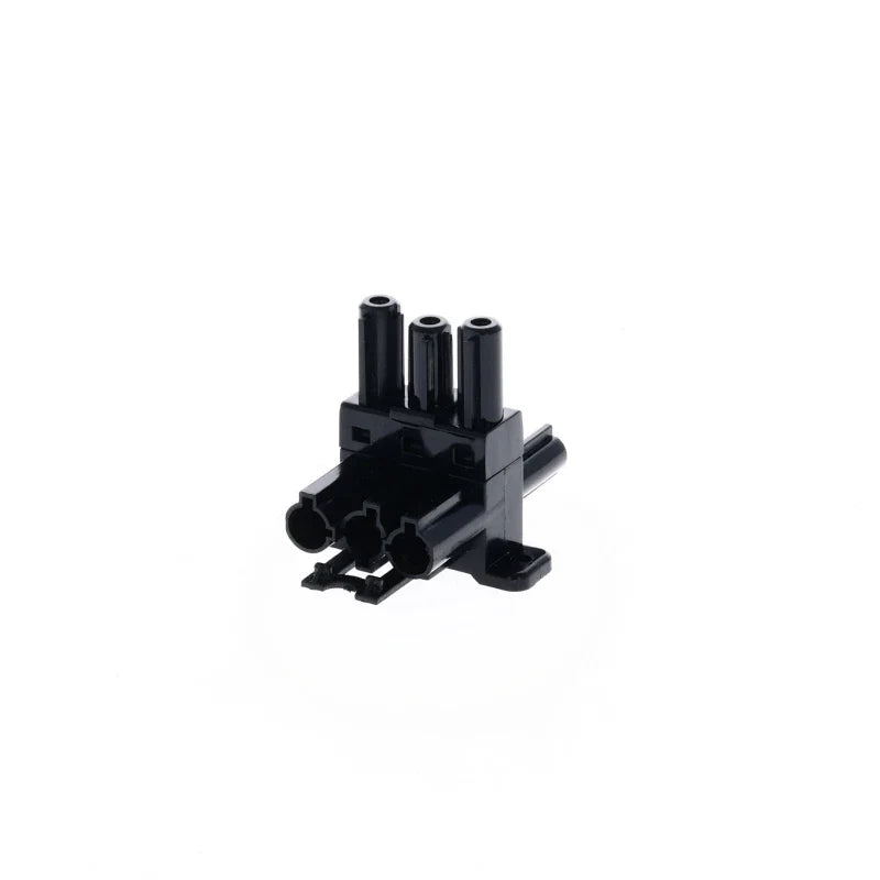 Schwarzer 3-poliger Stecker aus Kunststoff, Vorderansicht in leichtem Winkel, geeignet für elektronische oder elektrische Anwendungen.