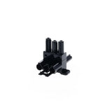 Schwarzer 3-poliger Stecker aus Kunststoff, Vorderansicht in leichtem Winkel, geeignet für elektronische oder elektrische Anwendungen.