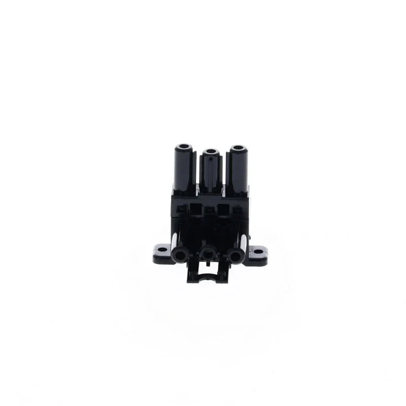 Schwarzer LEGO Technic-Stecker mit drei vertikalen Stiften und Befestigungspunkten, Vorderansicht vor weißem Hintergrund.