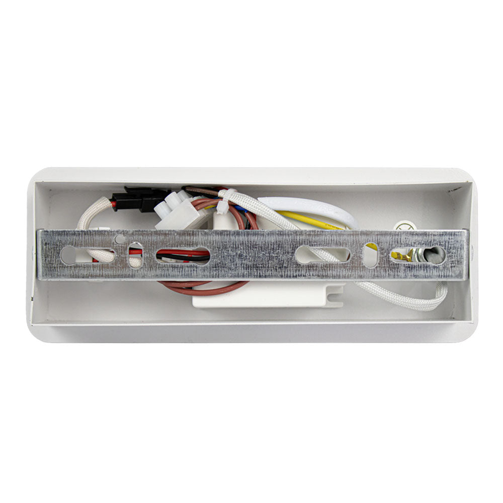Draufsicht auf einen weißen elektrischen Anschlusskasten mit einer Metallhalterung und interner Verkabelung, geeignet für die Wand- oder Deckenmontage von Beleuchtungskörpern.