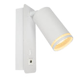 Wandleuchte mit verstellbarem zylindrischen Strahler in mattem Weiß, Seitenansicht mit sichtbarem Schalter und USB-Anschluss, moderne und funktionale Beleuchtung zur Wandmontage.