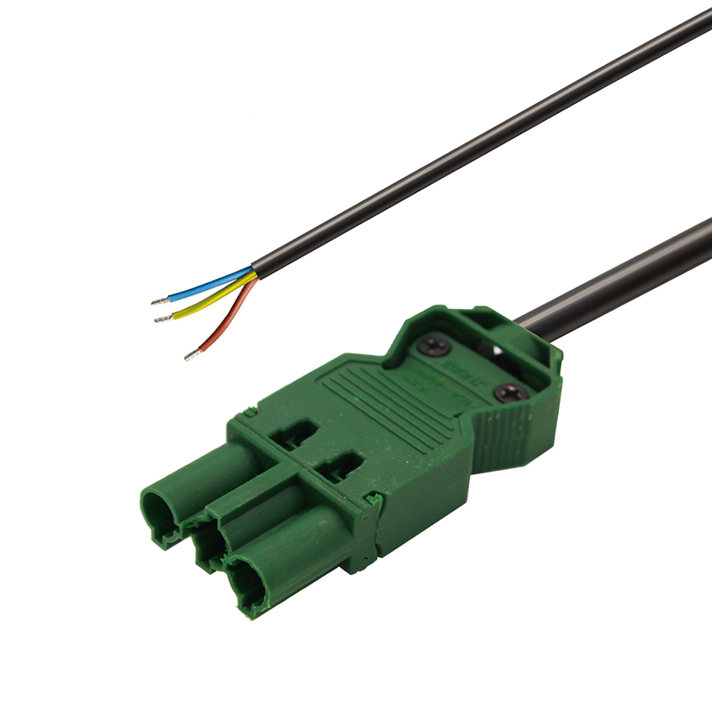 Grüner 3-poliger elektrischer Steckverbinder mit abisolierten, mehrfarbigen Drähten, Nahaufnahme von vorne auf weißem Hintergrund, geeignet für industrielle Anwendungen und Verkabelung.