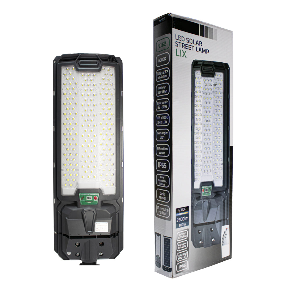 Vorderansicht einer LIX LED-Solarstraßenlaterne neben der Produktverpackung, mit deutlich sichtbaren LED-Panels, PIR-Bewegungssensor und Spezifikationen auf der Verpackung wie 300 W, 6000 K, 3900 Lumen, IP65 und Fernbedienung.