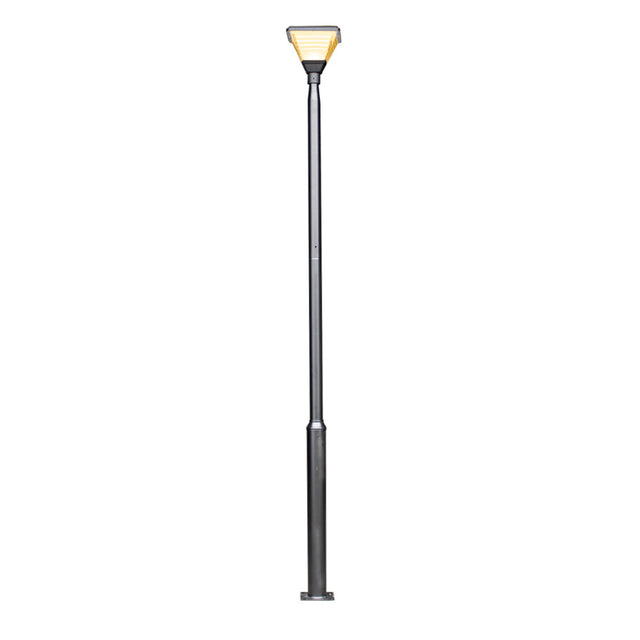 Vorderansicht einer modernen schwarzen Straßenlaterne mit LED-Beleuchtung und transparenter Abdeckung, montiert auf einem Metallmast mit stabiler Grundplatte.