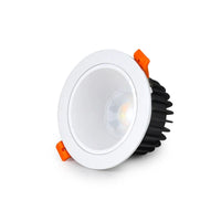 LED-Einbaustrahler mit weißem Rand und Kühlkörper, seitlicher Blickwinkel leicht geneigt, geeignet für Deckenmontage.